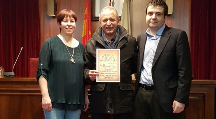 La ganadora, con el alcalde adnamantino en la entrega del premio. 