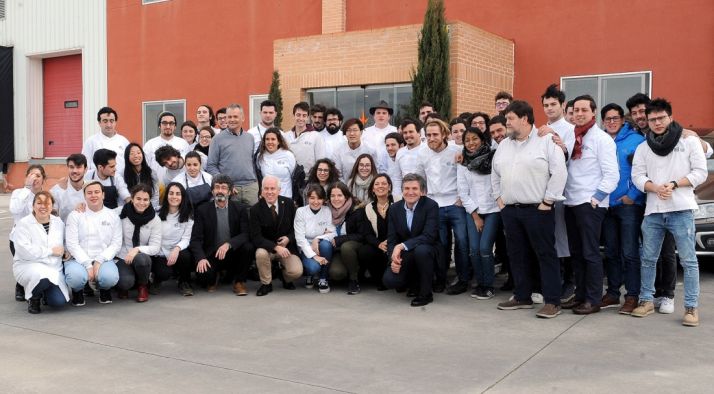 Los estudiantes en una factoría de la Comunidad durante una de las jornadas del viaje. /Jta.