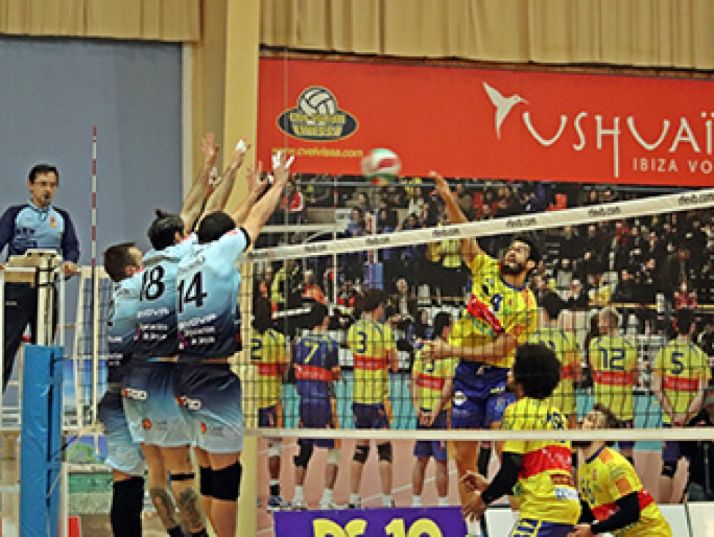 Imagen durante un lance de juego entre el Ushuaïa Ibiza y el Río Duero. RFEVB