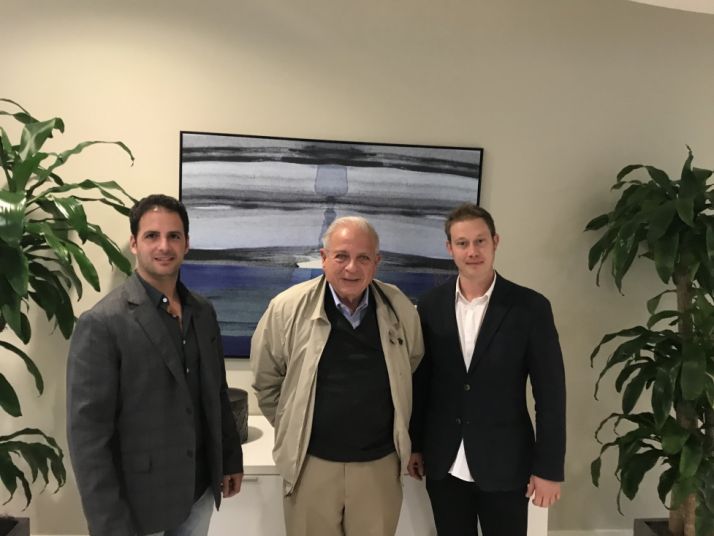 Jesús Ciria (izq.) e Iván Laseca (dcha.), junto a Tomás Regalado, alcalde de Miami, durante una reunión.