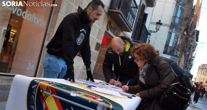 Recogida de firmas promovida por JUSAPOL en diciembre pasado en la capital soriana. /SN