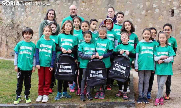 Escolares del CEIP La Arboleda, en el escenario en el que entrenan. /Bernat Díez
