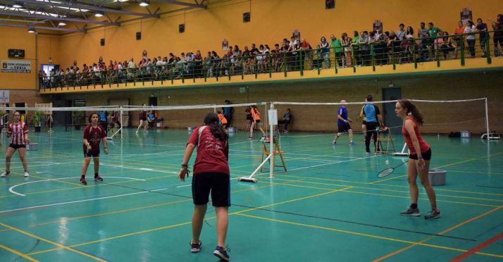 Una jornada oficial de bádminton en el Fuente del Rey.