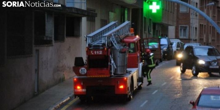 Los bomberos en un servicio en la capital. /SN