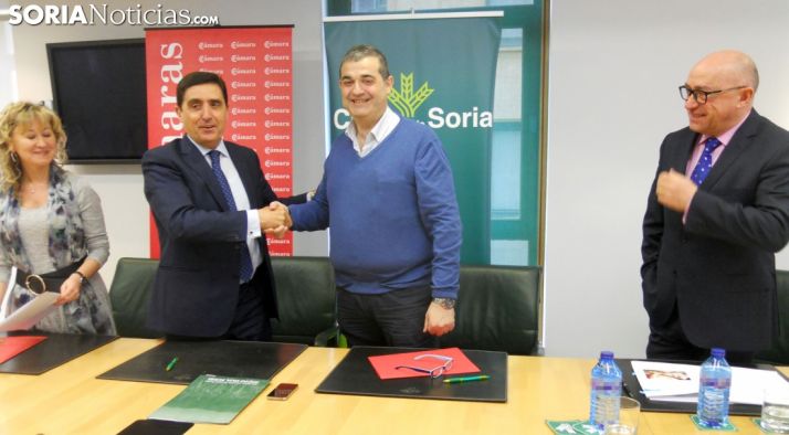 Martínez y Santamaría tras la rúbrica del acuerdo acompañados por Sánchez y Barca. /SN