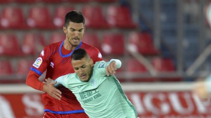 Carlos Gutiérrez, durante el Numancia-Granada en Los Pajaritos. LaLiga