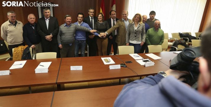 Alcaldes y responsables de la Junta tras la rúbrica de la cesión. /