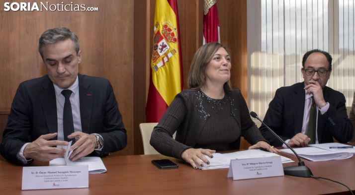 Milagros Marcos, entre el director de Infraestructuras Agrarias (izda.) y el delegado de la Junta. /SN
