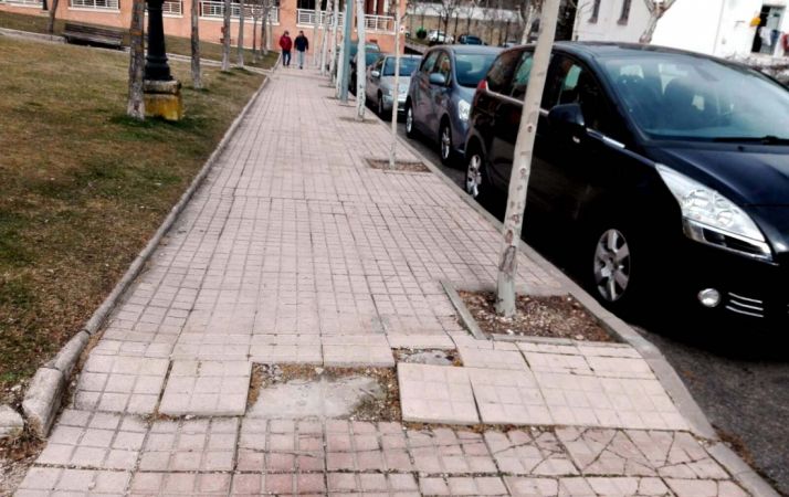 Imagen de una acera en la calle Cronista Rioja. /IU