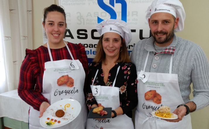 La ganadora (ctro.) con los finalistas del certamen.