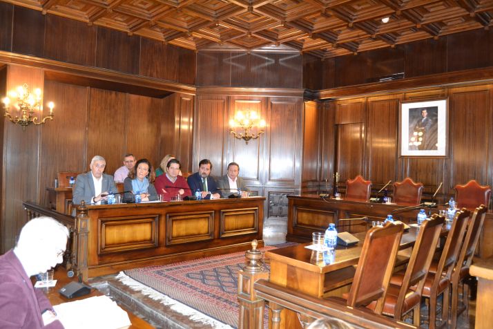 La imagen del día: El pleno dividido y aplazado por la huelga feminista 