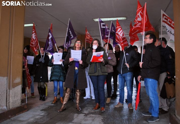 Lectura del manifiesto este jueves a las puertas del hospital. /SN