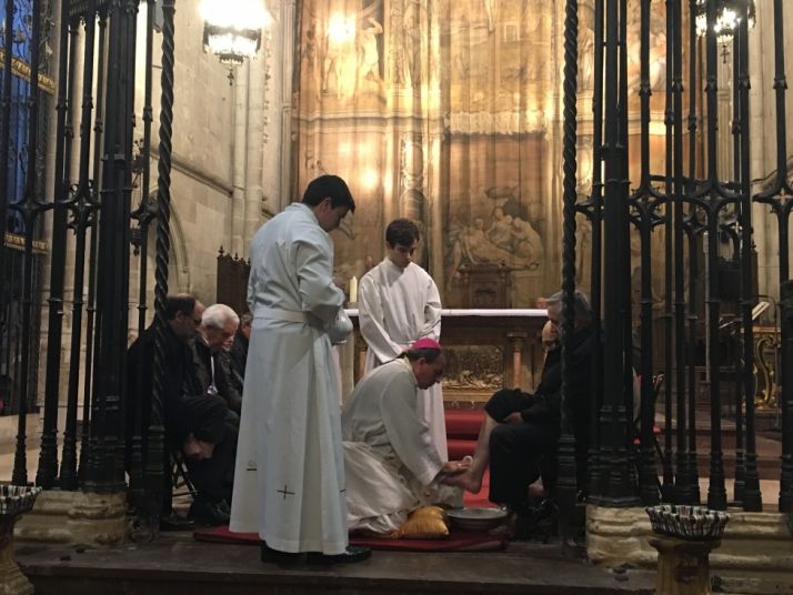 El Obispo, en el rito del lavamiento de pies. Ayuntamiento El Burgo de Osma.