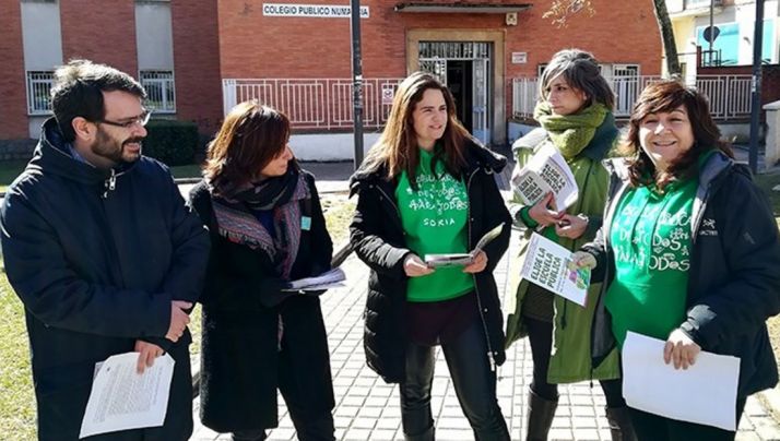 Miembros de la plataforma este jueves frente el colegio Numancia. /EP