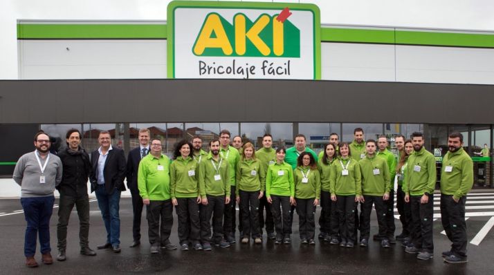 Foto de familia de empleados y responsables del establecimiento. 