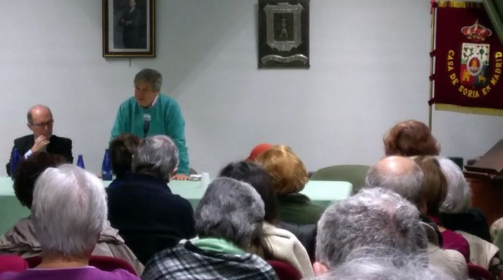 Hedo, de pie, junto a Narbaiza en la conferencia este jueves.