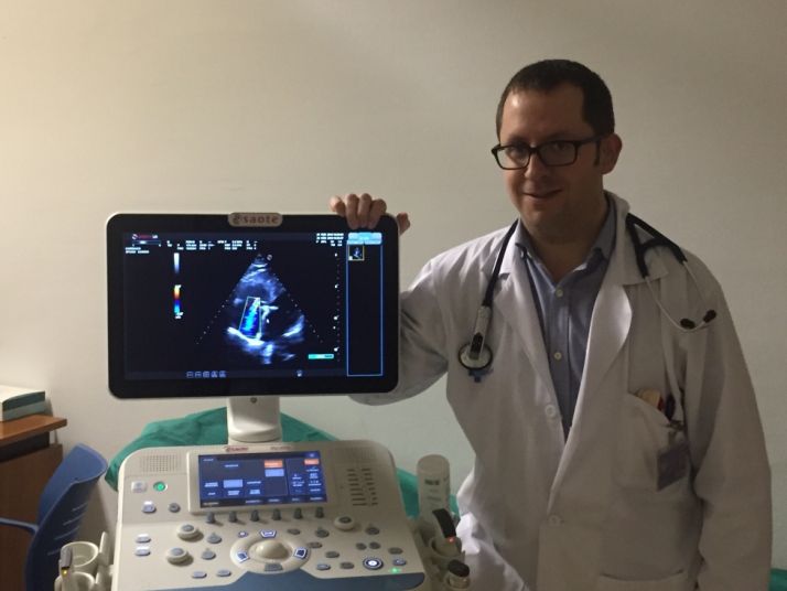 l ecógrafo es una de las armas que ayudan a este joven médico.