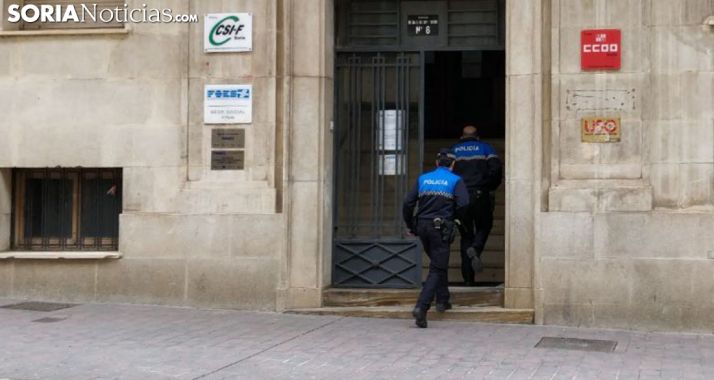 Agentes de la Policía Local tras el aviso, entran en el edificio. /SN