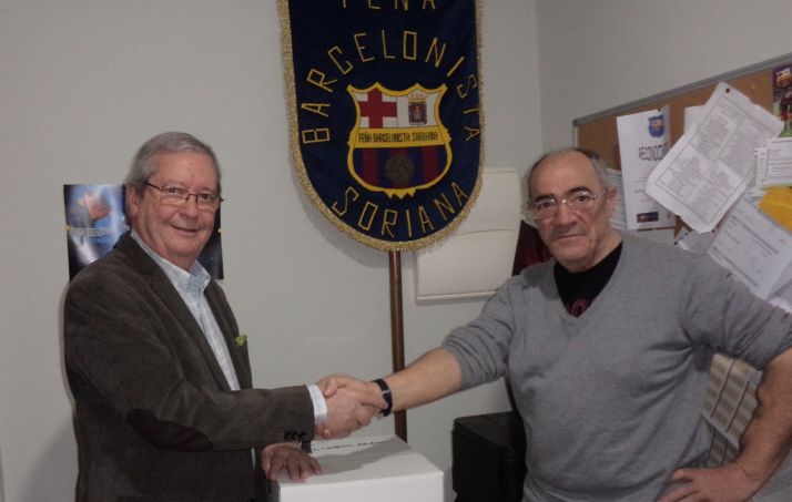 La peña Barcelonista aporta su granito al Banco de Alimentos