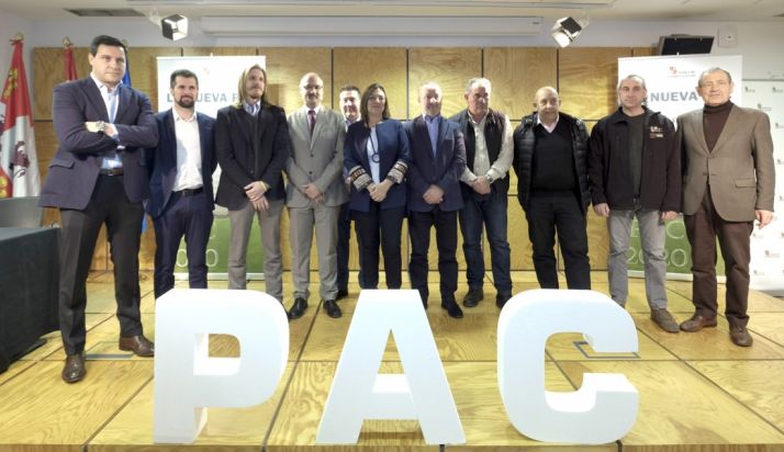 Representantes de Junta, partidos polítcos y OPAs tras la firma del documento. 