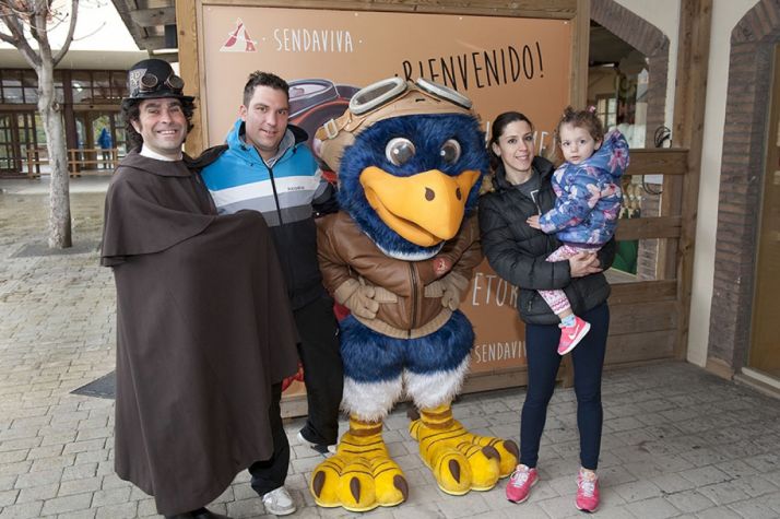 La familia soriana Viñaras Pérez, primeros visitantes de 2018 en Sendaviva
