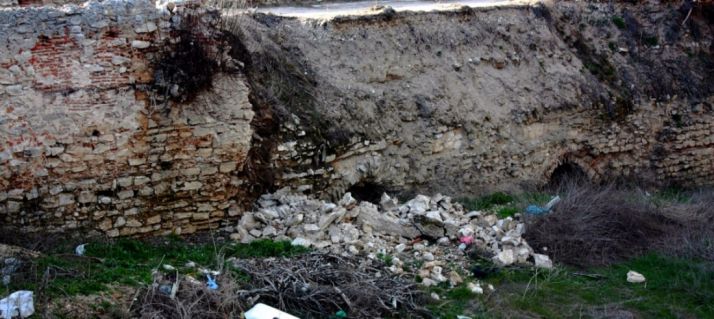 Las lluvias provocan el derrumbe de un puente medieval en Ávila