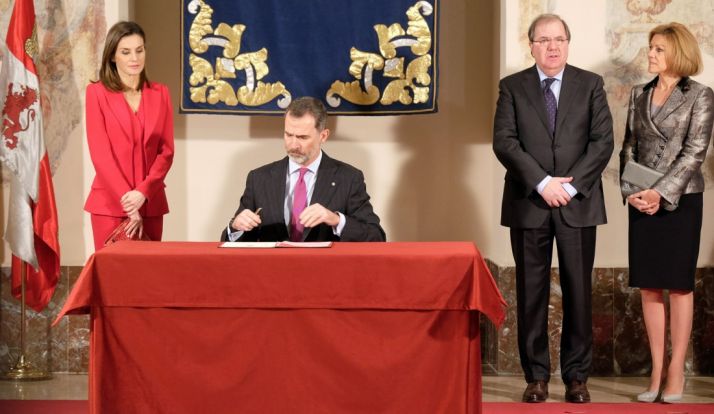 Don Felipe, junto a la Reina y a Herrera y Cospedal. 