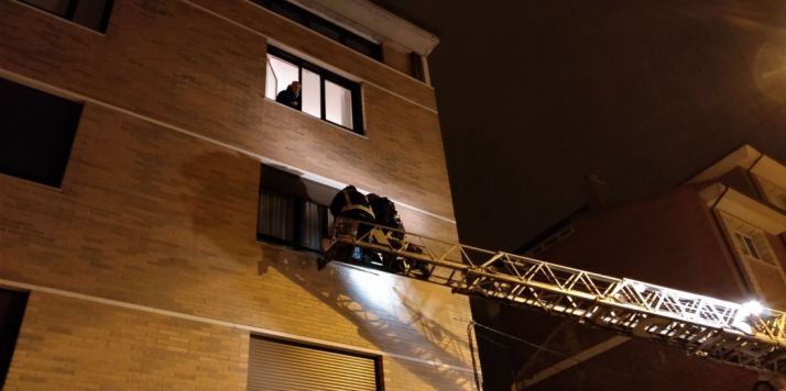 Amplio dispositivo en la calle Morales Contreras por una señora que no respondía