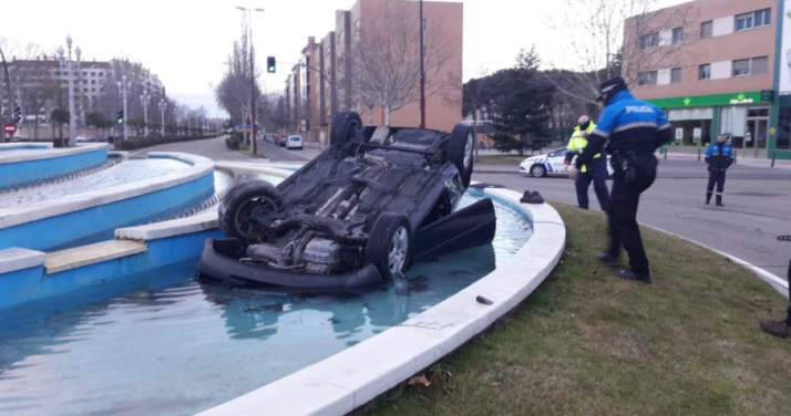 Huye después de dejar su vehículo aparcado en una fuente