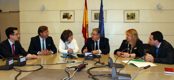 Una imagen de la reunión con el ministro (ctro.).