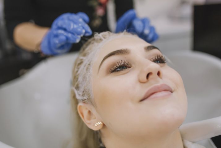 Imagen de una mujer en un centro de estilismo. 