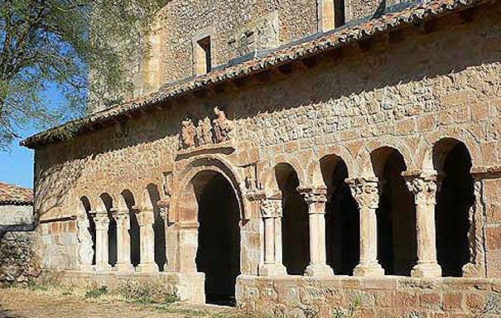 Pórtico de la iglesia de Nuestra Señora de la Asunción, en Villasayas. 