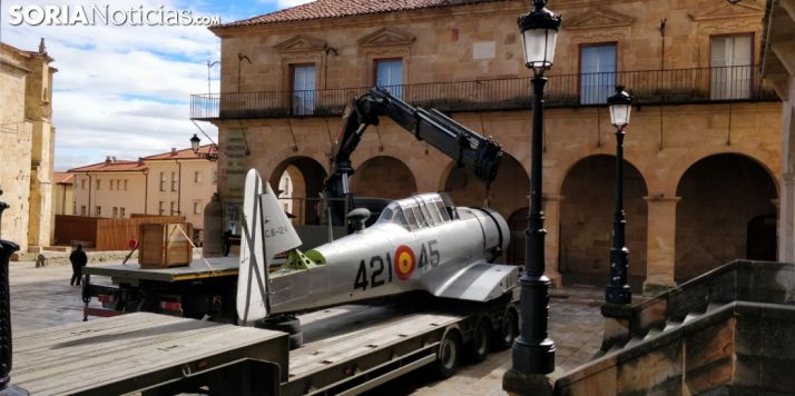 Imágenes de la instalación del North American T-6 Texan en la Plaza Mayor de Soria.