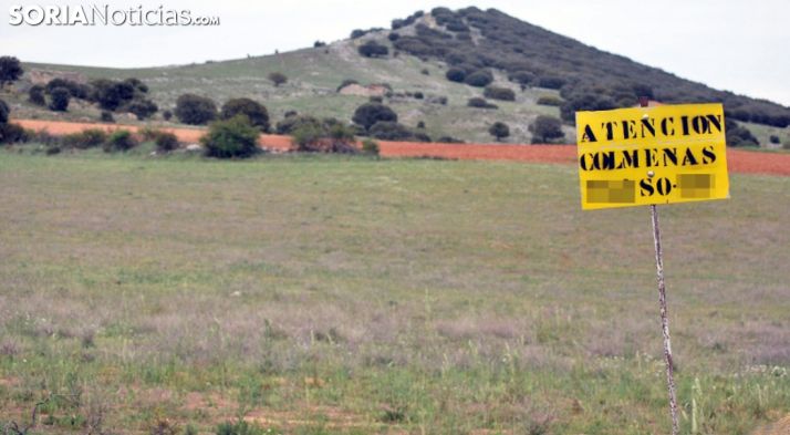 Cartel de aviso de una explotación apícola en la provincia. /SN