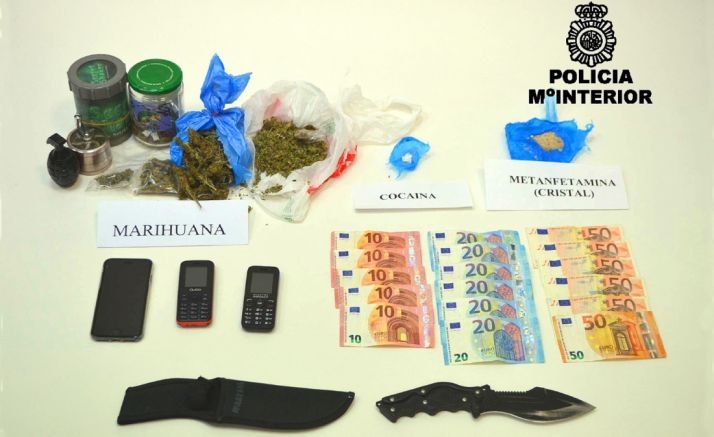 Alijo de droga, dinero y otros objetos incautados. /CNP