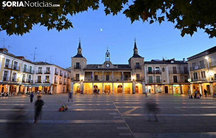 Imagen un atardecer en la plaza Mayor burgense. /SN