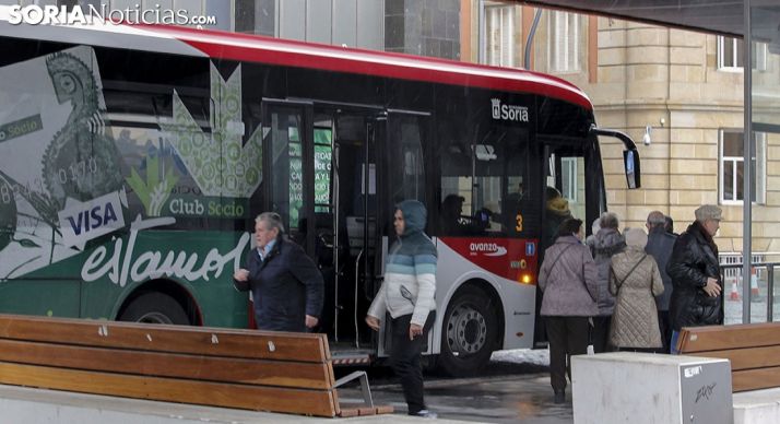 Usuarios del transporte de viajeros urbano en una imagen de archivo. /Freddy Páez.