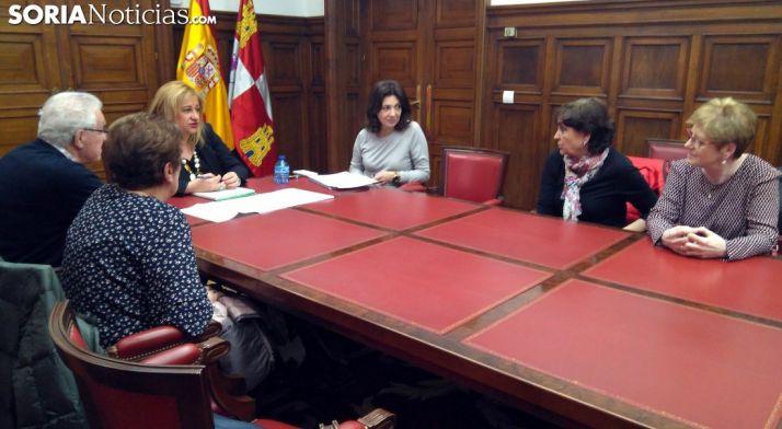 Representantes del colectivo vecinal en la reunión con la subdelegada. /SN