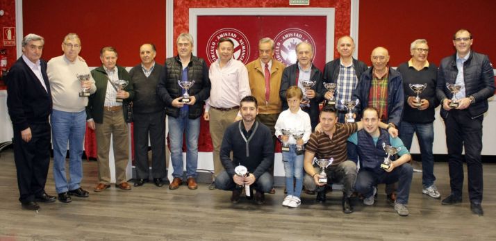 Los ganadores, con sus trofeos. /CAN