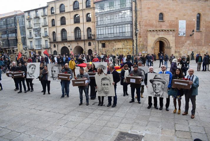 GALERÍA DE IMÁGENES: Los familiares de las víctimas de la Fosa de los maestros y de Abundio Andaluz han recibido sus restos mortales