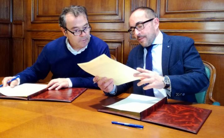 Irigoyen (izda.) y Rey, en la rúbrica del convenio.