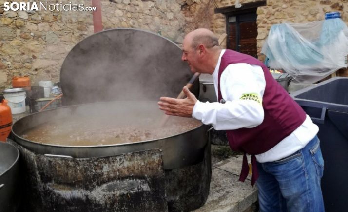 Un peñista de Los Que Faltaban echa un vistazo a la comida del Interpeñas 2017.