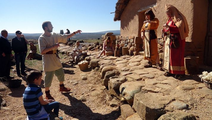 Una recreación histórica en el yacimiento.
