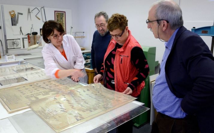 Carlos de la Casa (2º izda.) y los responsables del Machado observando algunas de las láminas. /Jta. 