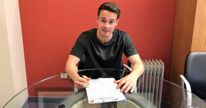 Pablo Larrea en la firma de ampliación de contrato. /CDN