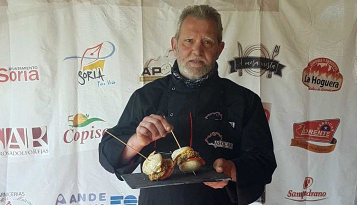 El ganador con sus elaboraciones. 