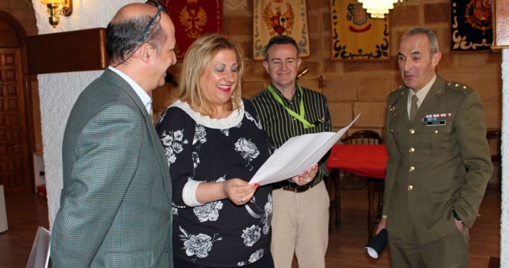 La subdelegada, con técnicos y personal de Defensa este miércoles en el cuartel. /S. de C.