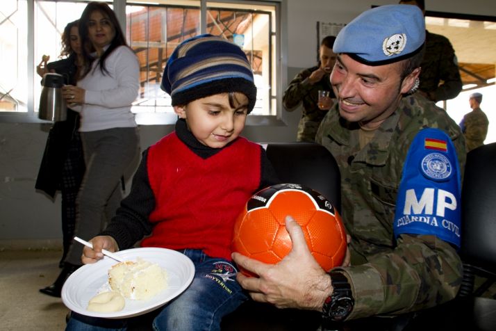 El contacto con las personas es lo más gratificante de las misiones para Castillo.
