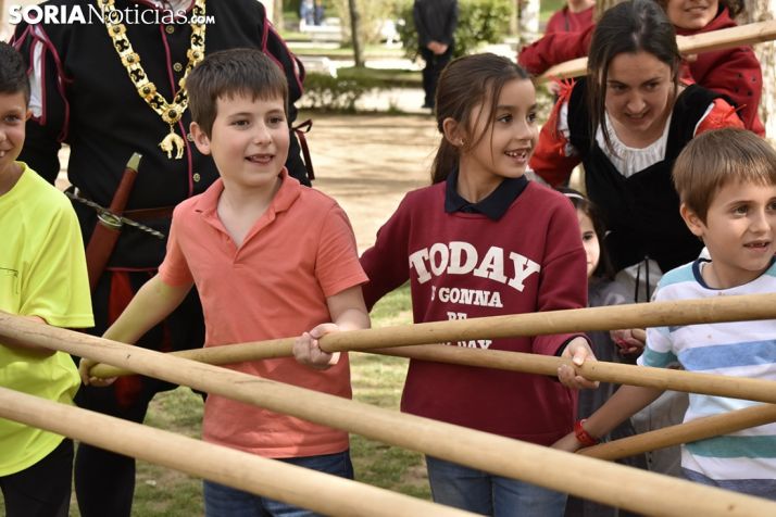Taller infantil sobre el manejo de picas medievales.