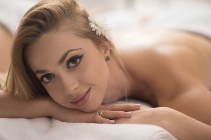 Mujer recibiendo masaje. 